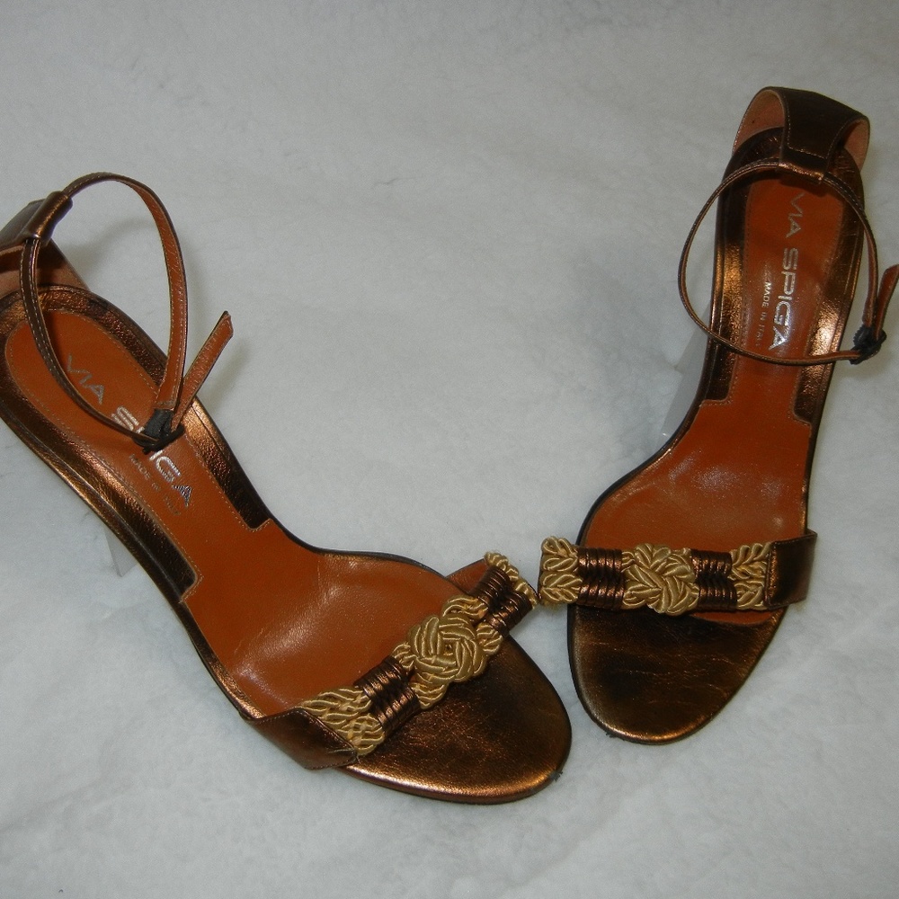 Classy Via Spiga Heels